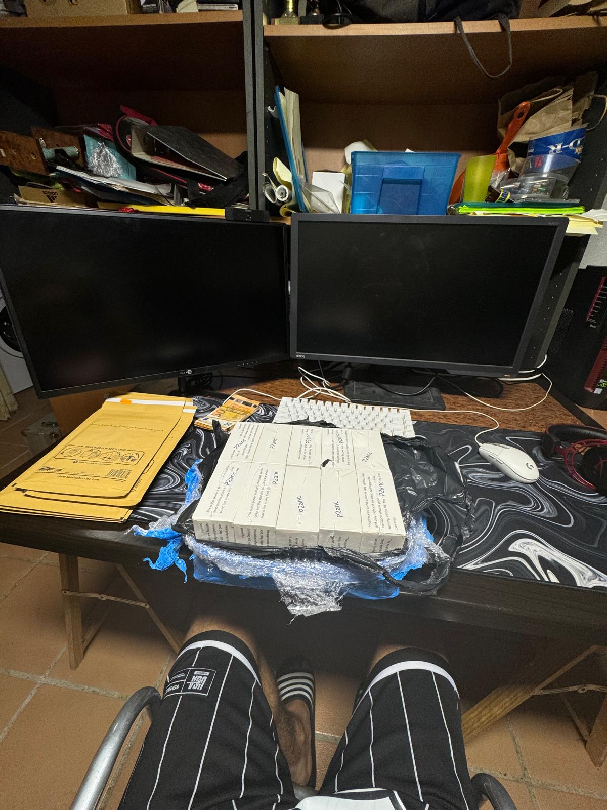 Setup inicial con cajas de AirPods y doble monitor