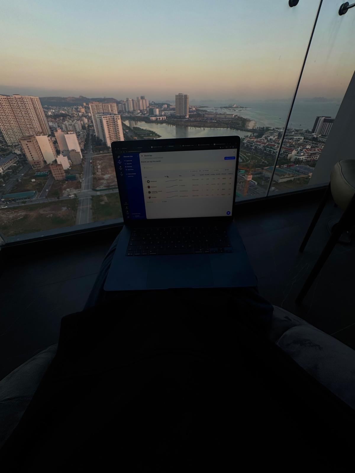 Trabajando desde Vietnam con vistas al mar y dashboard de ventas